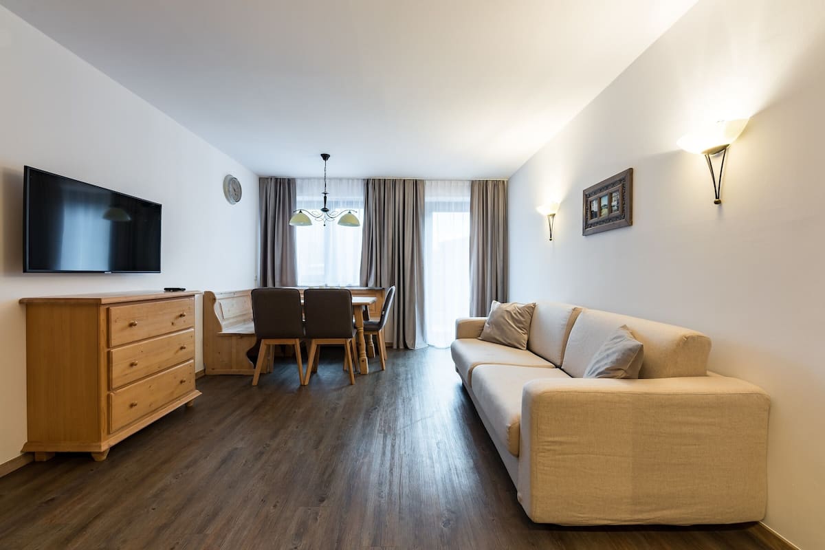 Apartemen Premium | Meja kerja, ruang kerja ramah laptop, Wi-Fi gratis, dan seprai linen
