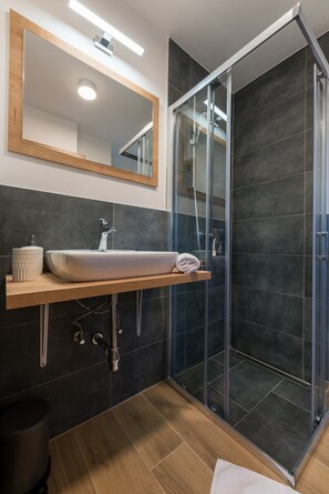 Family Apartment | Bathroom | Hair dryer, towels, soap, shampoo - TirolApart am Lift (Jochberg)