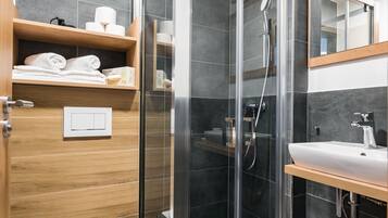 Quarto econômico | Banheiro | Secador de cabelo, toalhas de banho, sabonete, shampoo