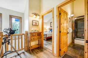 3 habitaciones, tabla de planchar con plancha, internet y ropa de cama