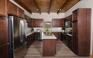 Fridge, oven, stovetop, cookware/dishes/utensils