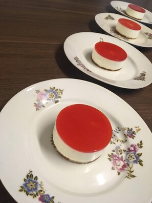 Ein Dessert auf einem Teller mit floralem Muster.