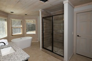 Combined shower/bathtub, towels - Rocky Top Lodge - Views + Modern Farmhouse Vibes + Wi-Fi + Hot Tub + Fireplace (Gatlinburg)