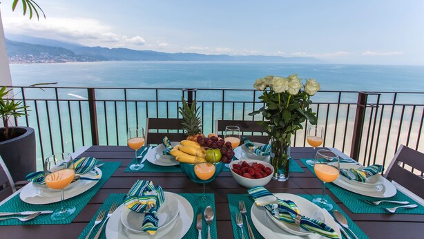 Mesa para dos con vistas al mar y a las montañas.