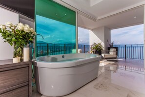 Indoor spa tub