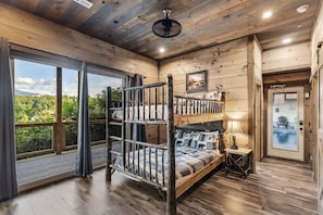 7 bedrooms, free WiFi, bed sheets - Splash 'N Heavenly Views – Indoor Pool, Theater & Mountain Views (Gatlinburg)