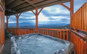 Outdoor spa tub - Viewtopia - Gaze at Mountains, Soak in the Hot Tub & Play in Loaded Game Room (Sevierville)