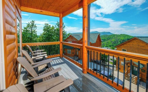 Cavern Cascades - Most unique pool in the Smokies! Luxury Interior, Cozy Hot Tub & Stunning Views