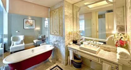 Zhongwei International Holiday Hotel