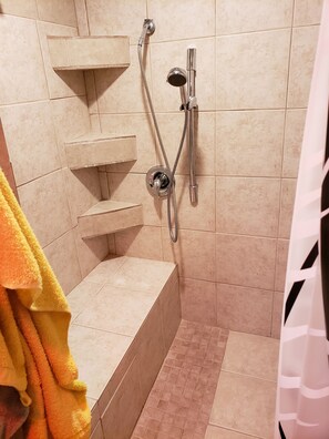 Douche, serviettes fournies, savon, papier toilette