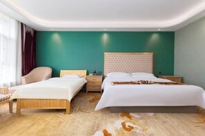 Una habitación de hotel con dos camas, un cabecero de madera, una mesita de noche y una silla.