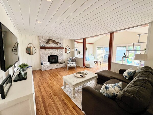 Smart TV, DVD player, books, stereo