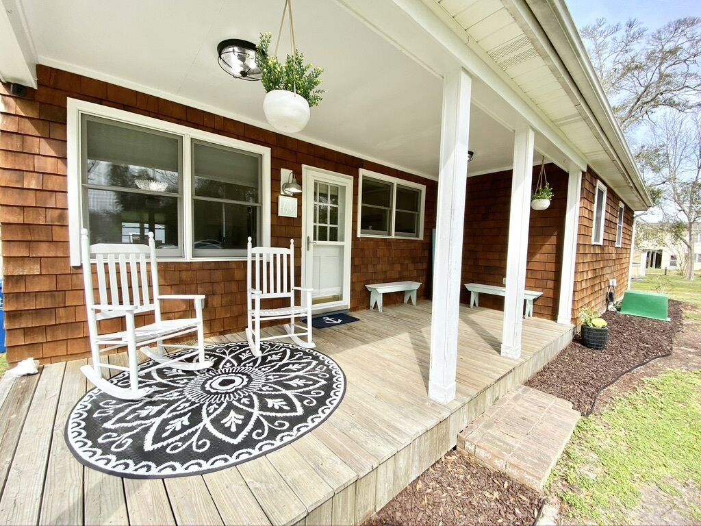 Coastal Cottage on the Water with Dock