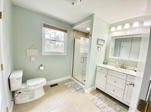 Combined shower/tub, hair dryer, towels, soap - Coastal Cottage on the Water with Dock (Sneads Ferry)