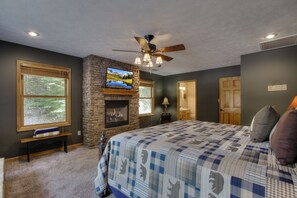 Cabin | 4 bedrooms, travel cot, free WiFi, bed sheets - Country Roads By HoneyBear Cabins (Pigeon Forge)