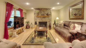 Cabin | Living room | 65-inch Smart TV with digital channels, TV, Netflix