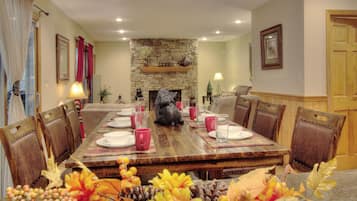 Cabin | Dining room