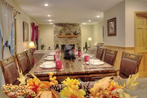 Cabin | Dining room - Country Roads By HoneyBear Cabins (Pigeon Forge)