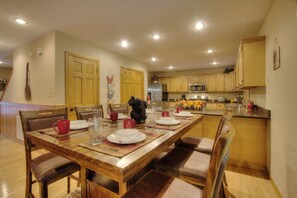 Cabin | Dining room