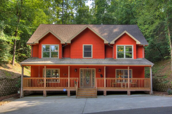 Front of property - Country Roads By HoneyBear Cabins (Pigeon Forge)
