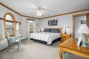 3 bedrooms, desk, iron/ironing board, travel cot