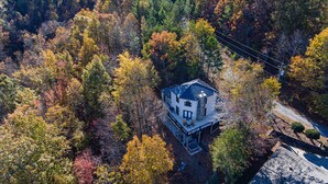 Ein Haus, umgeben von Herbstlaub.
