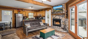 View-tiful Getaway! Hot-tub, Firepit, Dog-friendly with fenced yard!