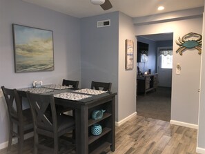 Huis (WC120 West Denver Avenue, Unit 1) | Privékeuken | Een koelkast, een microgolfoven, een koffiezetapparaat/waterkoker