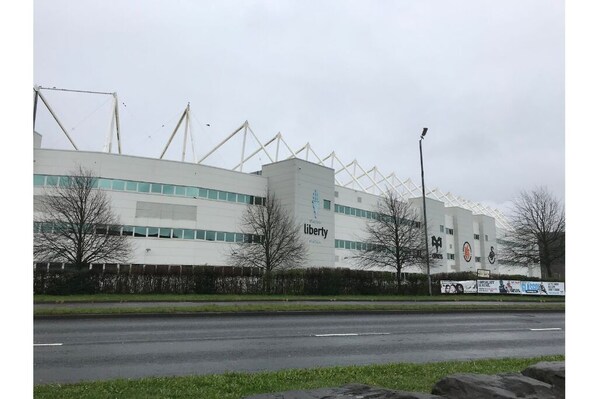 Exterior - Cosy 3 bed flat - 6 mins to Liberty Stadium! (Penlan)