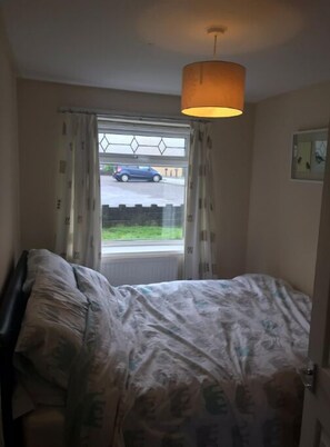 3 bedrooms, iron/ironing board - Cosy 3 bed flat - 6 mins to Liberty Stadium! (Penlan)