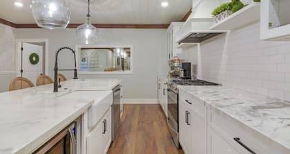 Two Story Suite Overlooking Historic Main Street Galena, IL. Sleeps 16!