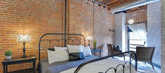 Two Story Suite Overlooking Historic Main Street Galena, IL. Sleeps 16!