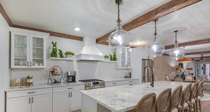 Two Story Suite Overlooking Historic Main Street Galena, IL. Sleeps 16!
