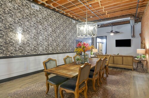 Two Story Suite Overlooking Historic Main Street Galena, IL. Sleeps 16!