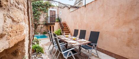 تناول الطعام بالخارج