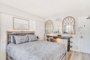 Escritorio, internet y ropa de cama 