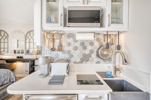 Refrigerador, microondas, cafetera y tetera y tostadora 