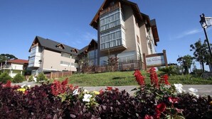 A hotel with a modern architectural design, featuring a prominent balcony and large windows. - Hotel Villa Aconchego de Gramado (Gramado)