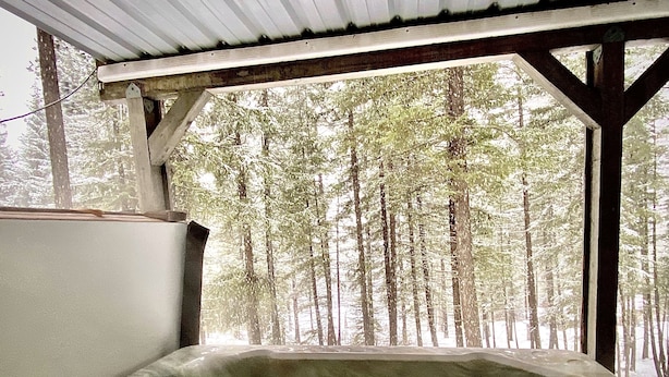 A hot tub with a view of a forest. - Hot tub,pool table,xc/downhill ski,near-Stevens Pass,Leavenworth,Lake Wenatchee (Leavenworth)