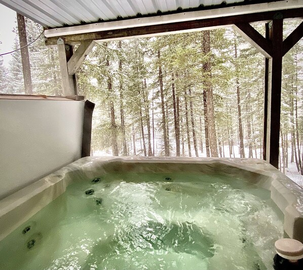 Outdoor spa tub - Hot tub,pool table,xc/downhill ski,near-Stevens Pass,Leavenworth,Lake Wenatchee (Leavenworth)