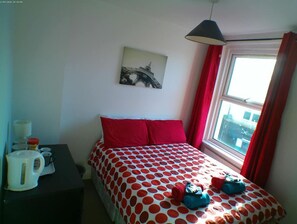 1 bedroom, WiFi - Private room - 5 min walk to BIC (Dorset)