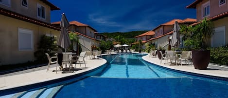 Una piscina cubierta
