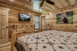 2 bedrooms, iron/ironing board, free WiFi, bed sheets - Bear Necessities-Cozy 2BR Cabin Gatlinburg-Hot Tub (Gatlinburg)