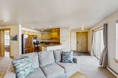 Convenient Mountain Condo w/Free WiFi, Mtn Views, Private Washer/Dryer, & Cable