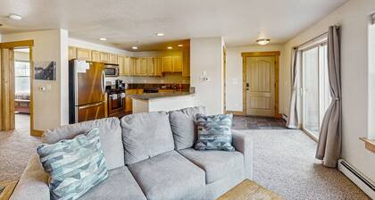 Convenient Mountain Condo w/Free WiFi, Mtn Views, Private Washer/Dryer, & Cable