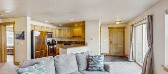Convenient Mountain Condo w/Free WiFi, Mtn Views, Private Washer/Dryer, & Cable