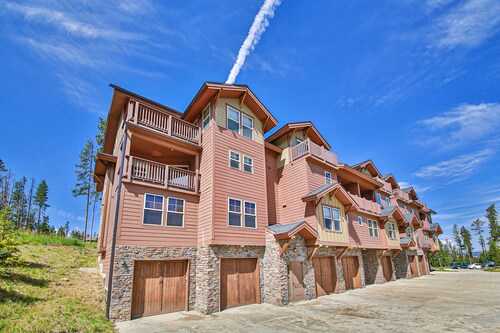 Convenient Mountain Condo w/Free WiFi, Mtn Views, Private Washer/Dryer, & Cable
