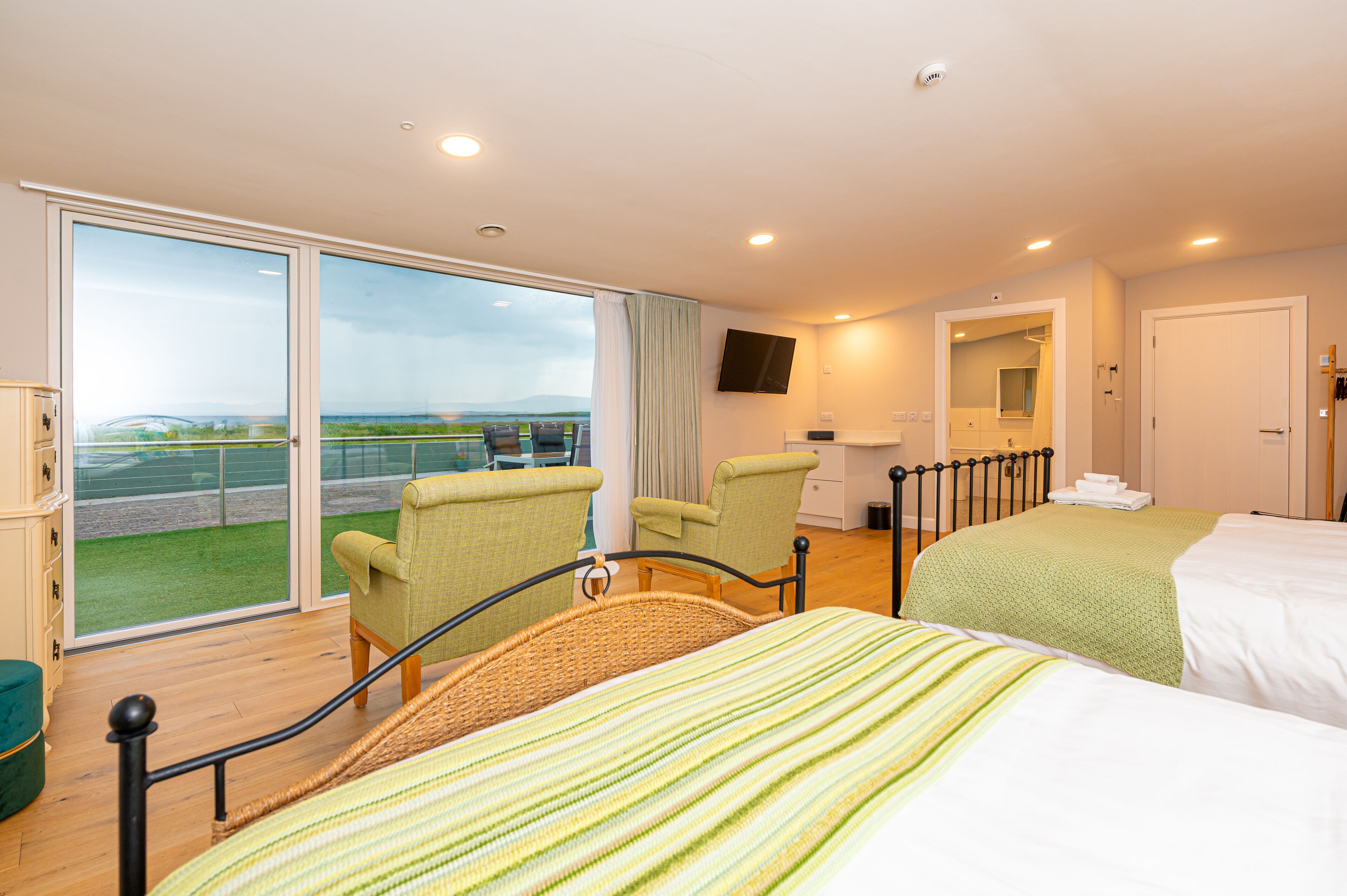 6 bedrooms, soundproofing, iron/ironing board, travel crib