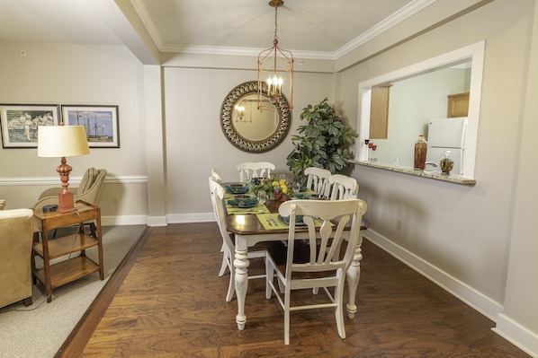 Dining - Quiet end home. Walk to Water Country, minutes to Busch Gardens, Pools & Golf (Williamsburg)