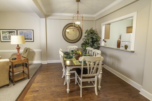 Quiet end home. Walk to Water Country, minutes to Busch Gardens, Pools & Golf